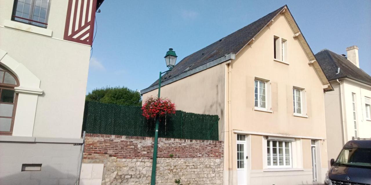 Le Plain Pied Sur Place Le Mêle-sur-Sarthe Eksteriør billede