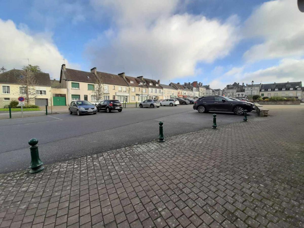 Le Plain Pied Sur Place Le Mêle-sur-Sarthe Eksteriør billede